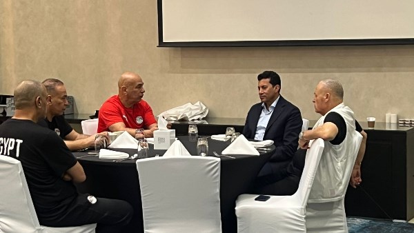 وزير الشباب مع جهاز منتخب مصر