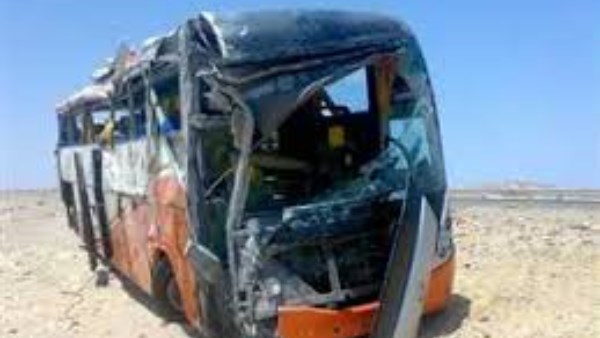 لقي شخصان مصرعهما وأصيب 23 آخرون في حادث انقلاب أتوبيس