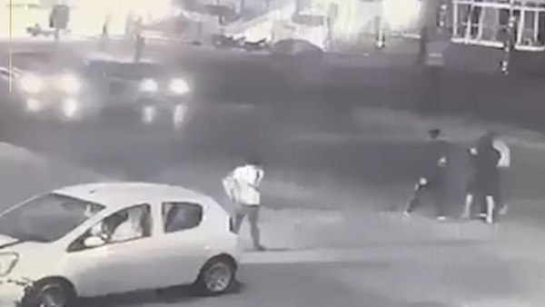 الداخلية تكشف ملابسات حادث اصطدام سيارة بشخصين وإصابتهما