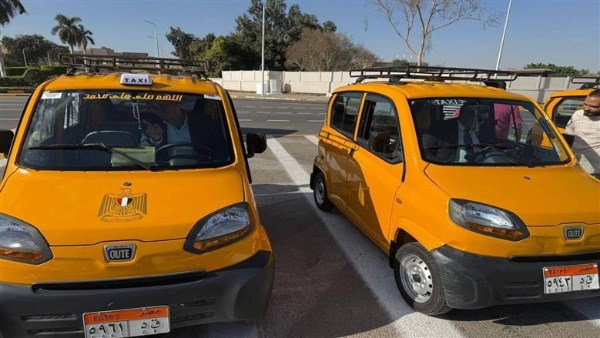  انطلاق أولى رحلات السيارات البديلة للتوك توك بالهرم
