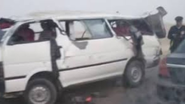 تصادم بين ميكروباص وملاكي بالطريق الصحراوي