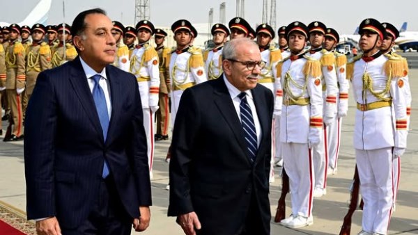 رئيس الوزراء يستقبل نظيره اللبناني بمطار القاهرة الدولي