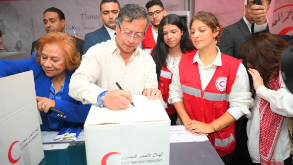رئيس كولومبيا يزور الهلال الأحمر المصري ويشيد بالجهود المصرية بدعم غزة