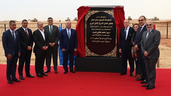 وزير الصناعة يضع حجر أساس مصنع ماك للسيارات الكهربائية والهجينة في السادس من أكتوبر