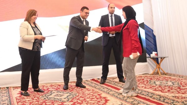 وزير الإسكان يُسلم عقود وحدات "سكن لكل المصريين" 