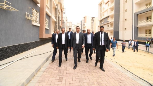 وزير الإسكان يتفقد الطرق ومشروع للإسكان المتوسط بمدينة حدائق أكتوبر