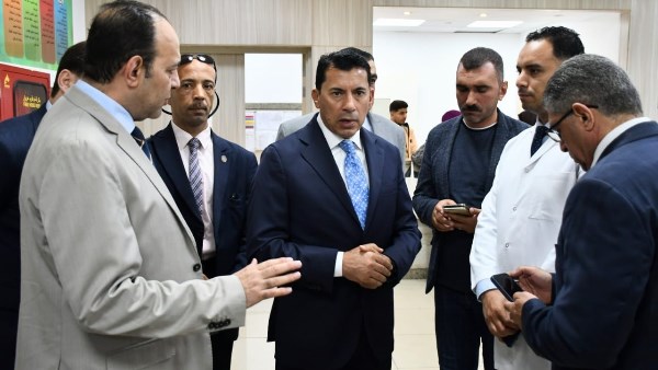 وزير الرياضة يطمئن على مصابي حادث الميني باص