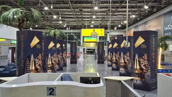  أضخم الحملات الدعائية داخل مطار القاهرة الدولي