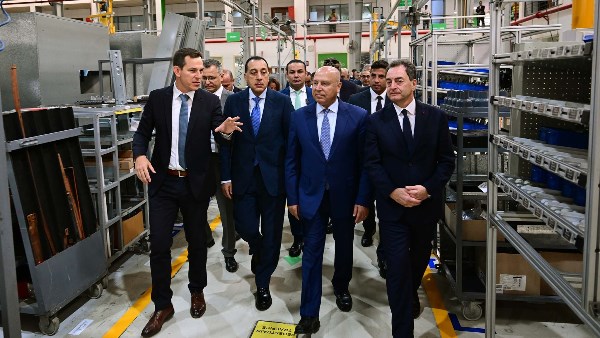رئيس الوزراء يفتتح توسعات المصنع الإقليمي لشركة "شنايدر إلكتريك" بمدينة بدر