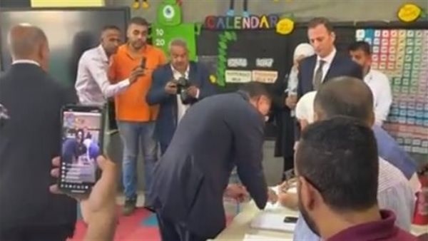 رئيس الوزراء يدلي بصوته