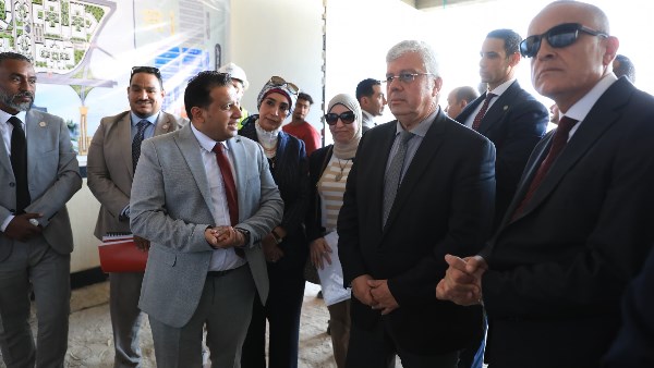 جانب من تفقد الأعمال الإنشائية الجارية بسور وبوابات الحرم الجامعي وشبكة الطرق والمرافق