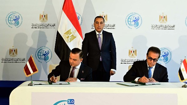 رئيس الوزراء يشهد توقيع مذكرة تفاهم صحية بين مصر ولاتفيا