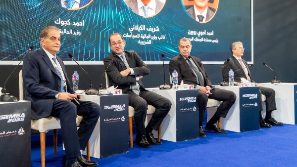  الجلسة النقاشية حول تشجيع الاستثمار والتصدير بمؤتمر «الصناعة والنقل»