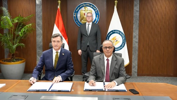 جانب من توقيع الاتفاقية 