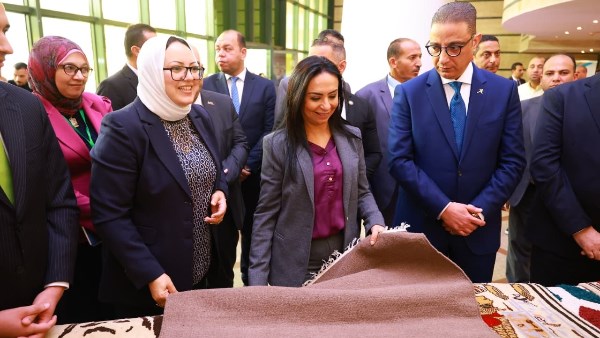 وزيرة التضامن ومحافظ الفيوم يتفقدان معرض "كنزي" للحرف اليدوية والتراثية