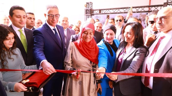 وزيرة التضامن ومحافظ الفيوم يتفقدان مصنع الغزل والنسيج بالعزب 