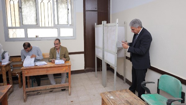وزير السياحة والآثار يُدلي بصوته في انتخابات مجلس النواب 