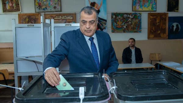 وزير الدولة للإنتاج الحربي يدلي بصوته في انتخابات مجلس النواب