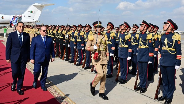 رئيس الوزراء يستقبل الوزير الأول الجزائري لافتتاح الدورة التاسعة للجنة المشتركة