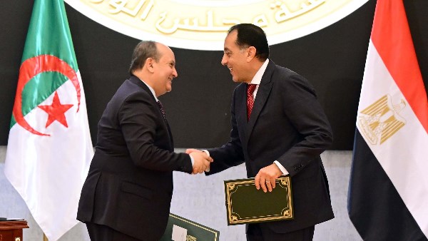 رئيس الوزراء والوزير الأول للجزائر يشهدان توقيع حزمة واسعة من اتفاقيات التعاون بين البلدين
