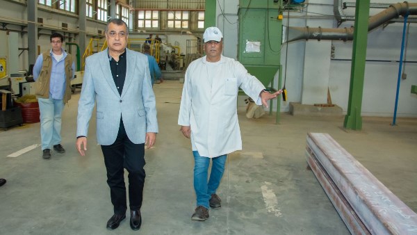 وزير الإنتاج الحربي يتفقد مصنع 63 لحلوان
