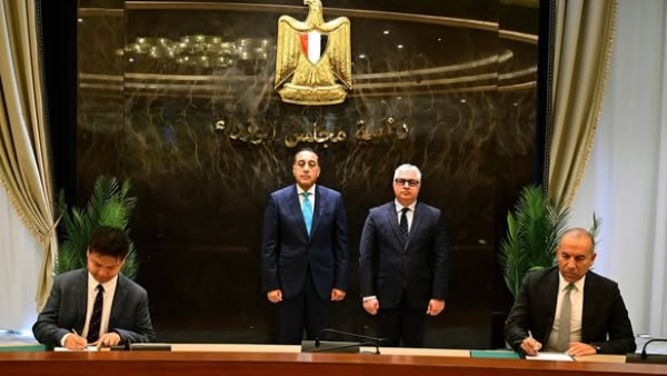 رئيس الوزراء يشهد توقيع عقد مجمع صناعي فوسفاتى ضخم بـ"سخنة 360"