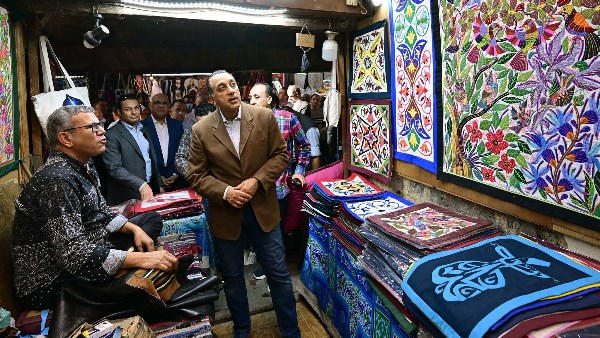  مدبولي يتجول بمنطقة "الخيامية"