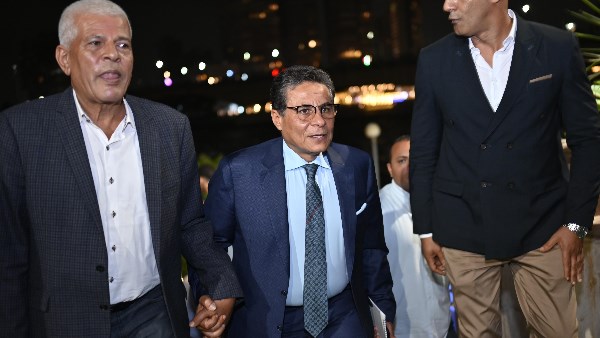 اعضاء نادى المنيل يطالبون المستشار طاهر الخولى بتمثيل اصواتهم اعضاء نادى المنيل يطالبون المستشار طاهر الخولى بتمثيل اصواتهم