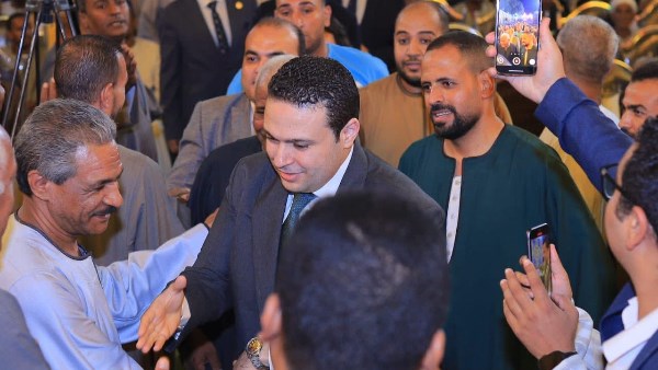 عبد المنعم امام خلال احد الجولات الانتخابية 