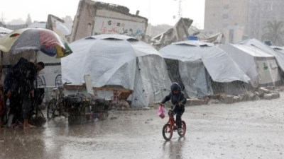 كارثة إنسانية.. المنخفض الجوي يتسبب بنزوح أكثر من مليون ونصف فلسطيني