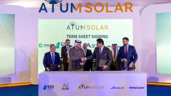 جانب من التوقيع