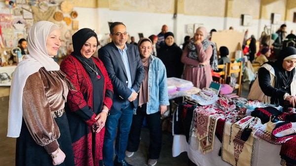 فلسطين تحضر في قلب الإسكندرية… مشغولات تراثية تبهر زوار بازار عيد الميلاد