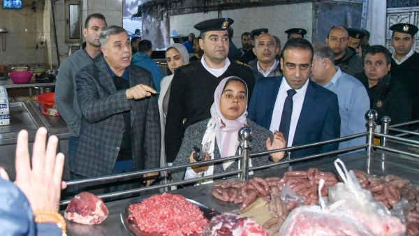 وسط المواطنين بمحرم بك.. محافظ الإسكندرية يتابع الخدمات ويفرض الانضباط١