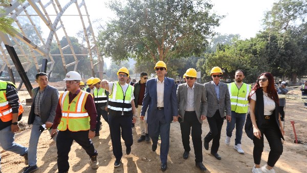 المحافظ  خلال جولته التفقدية فى حديقة الحيوان