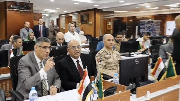 محافظ الجيزة يتابع انتظام فتح اللجان الانتخابية