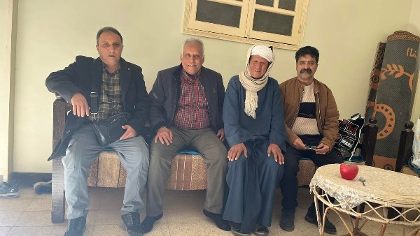 طلاب يمنيون يفاجئون معلمهم المصري 