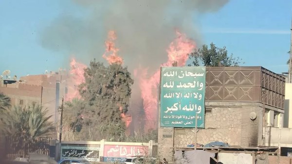 حريق داخل حوش مدارس مهجورة