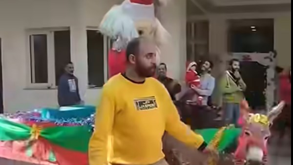 بـ«بابا نويل» وحمار مدرسة بالإسكندرية تحتفل