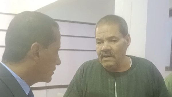 مستشار يساعد كفيف 