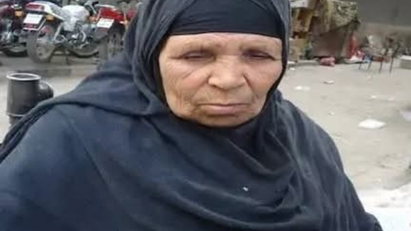 تشييع جثمان أقدم بائعة صحف بالفيوم