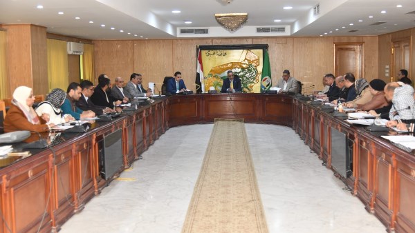 مناقشة خطة رصف الطرق بالفيوم ضمن الاستثمارية 2027–2030