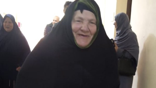 مسنة تتحدى المرض وتدلي بصوتها في انتخابات البرلمان 