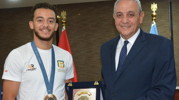 تكريم محافظ الغربية لمحمد السيد بطل العالم 