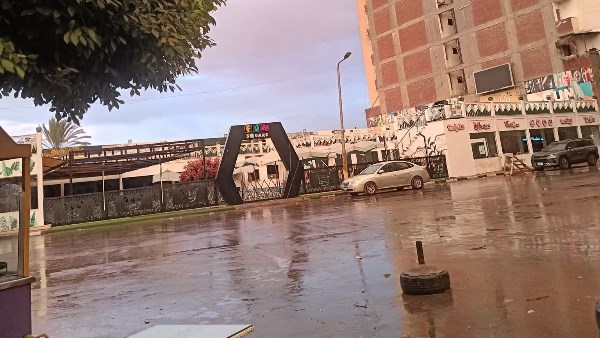 سقوط الأمطار في البحيرة 