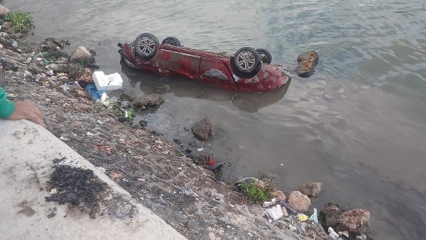 انقلاب سيارة ملاكي في البحيرة 