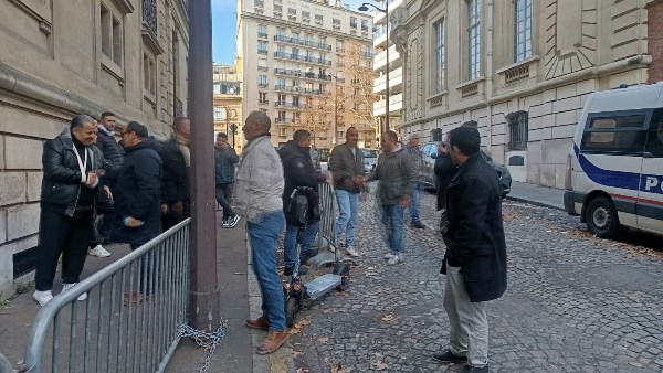 أبناء الجالية المصرية في العاصمة الفرنسية باريس يتوافدون على مقار اللجان الانتخابية