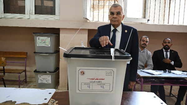 رئيس مجلس الشيوخ أثناء الادلاء بصوته 