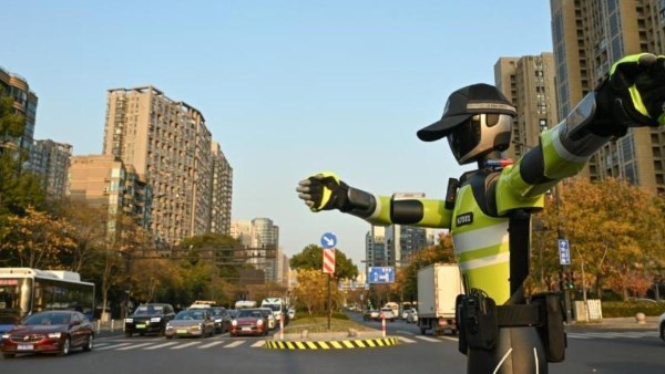 أول روبوت بشري لإدارة المرور