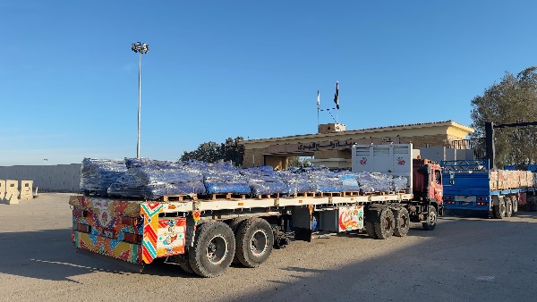 الهلال الأحمر يطلق زاد العزة 86 في اتجاه قطاع غزة 