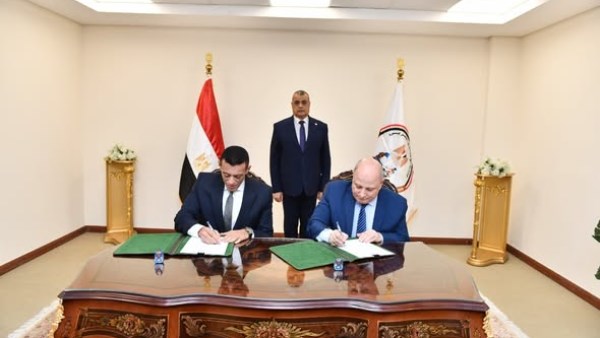 وزير الدولة للإنتاج الحربي يشهد مراسم توقيع عقدين للتعاون المشترك  